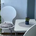 2-bedroom With Balcony And Free Parking アパート