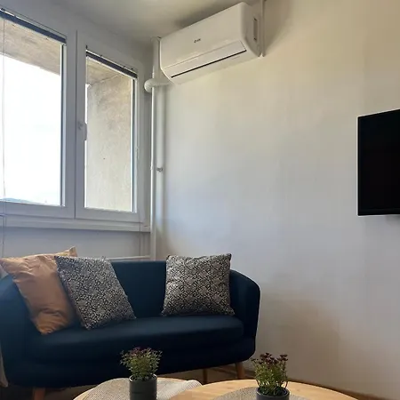 Lägenhet 2-bedroom With Balcony And Free Parking *