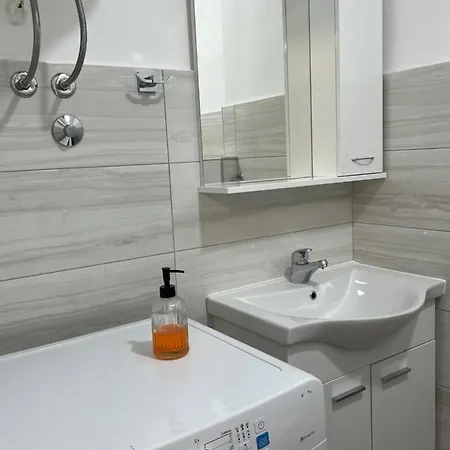 2-bedroom With Balcony And Free Parking Lägenhet *