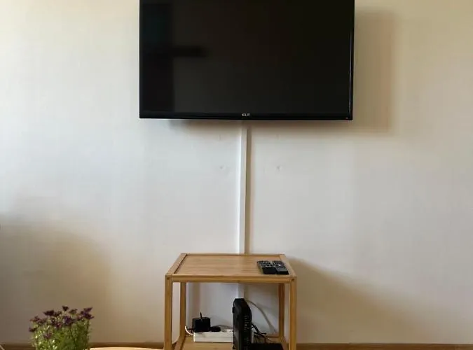 2-bedroom With Balcony And Free Parking *